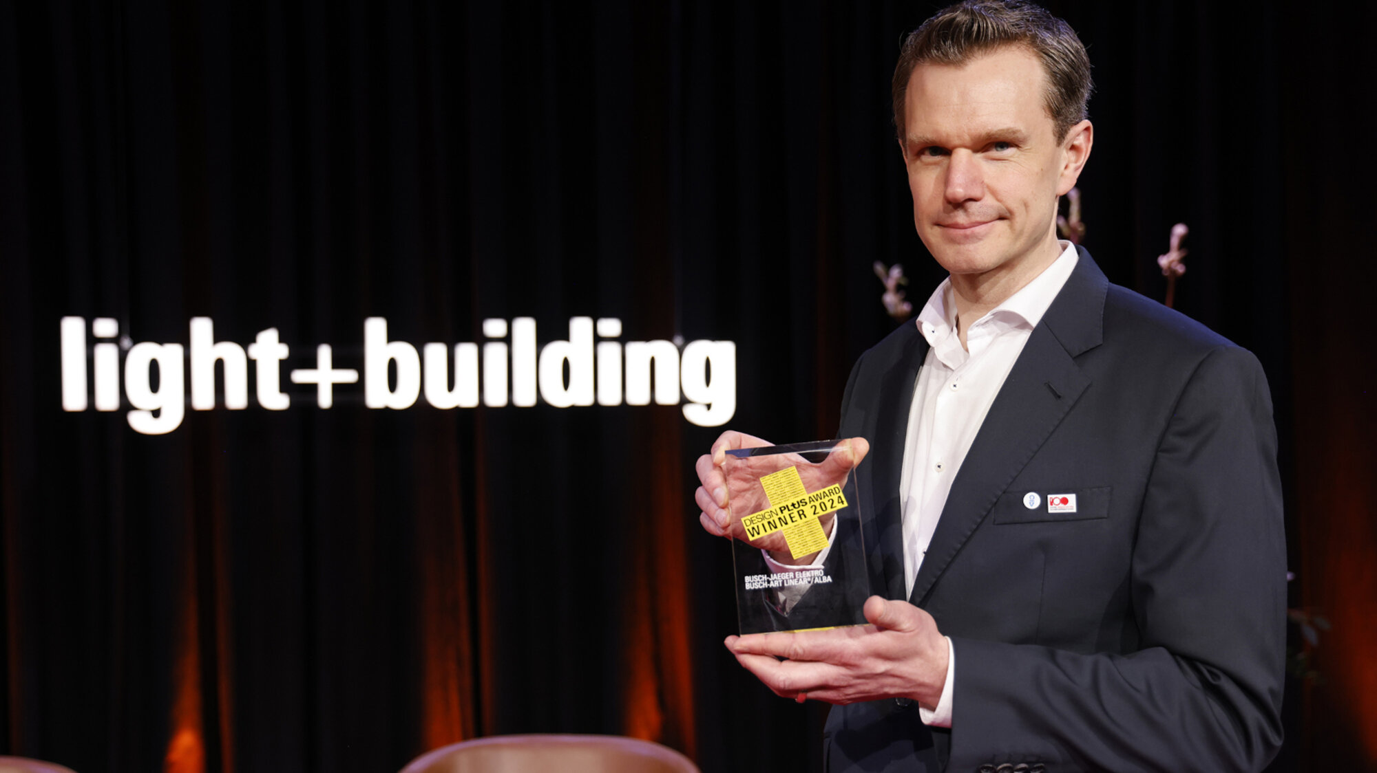 Sven Werdes, Globaler Product Line Manager bei ABB und Busch-Jaeger, nahm den Designplus Award by Light + Building für die neue Schalterserie entgegen. Sven Werdes, Globaler Product Line Manager bei ABB und Busch-Jaeger, nahm den Designplus Award by Light + Building für die neue Schalterserie entgegen.