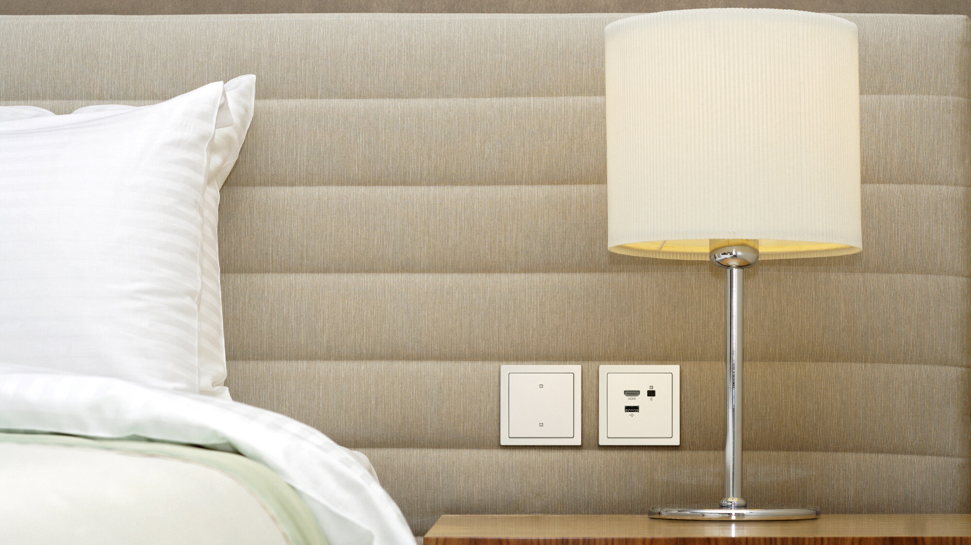 Busch-Jaeger erweitert sein Programm für den Hotel- und Konferenzbereich Busch-Jaeger erweitert sein Programm für den Hotel- und Konferenzbereich