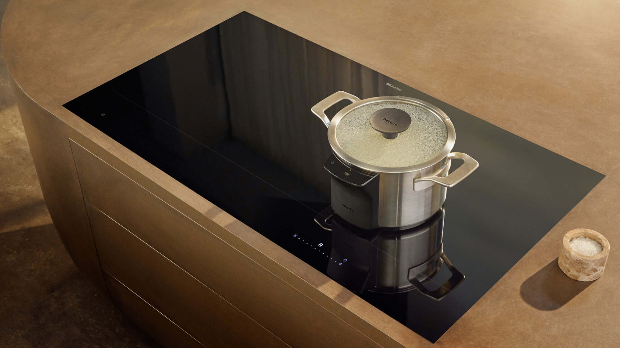Intelligentes Kochsystem von Miele: "M Sense" und KM 8000 Intelligentes Kochsystem von Miele: "M Sense" und KM 8000