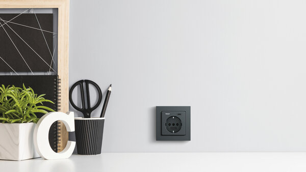 Gira SCHUKO-Steckdose mit USB-Anschlüssen Gira SCHUKO-Steckdose mit USB-Anschlüssen